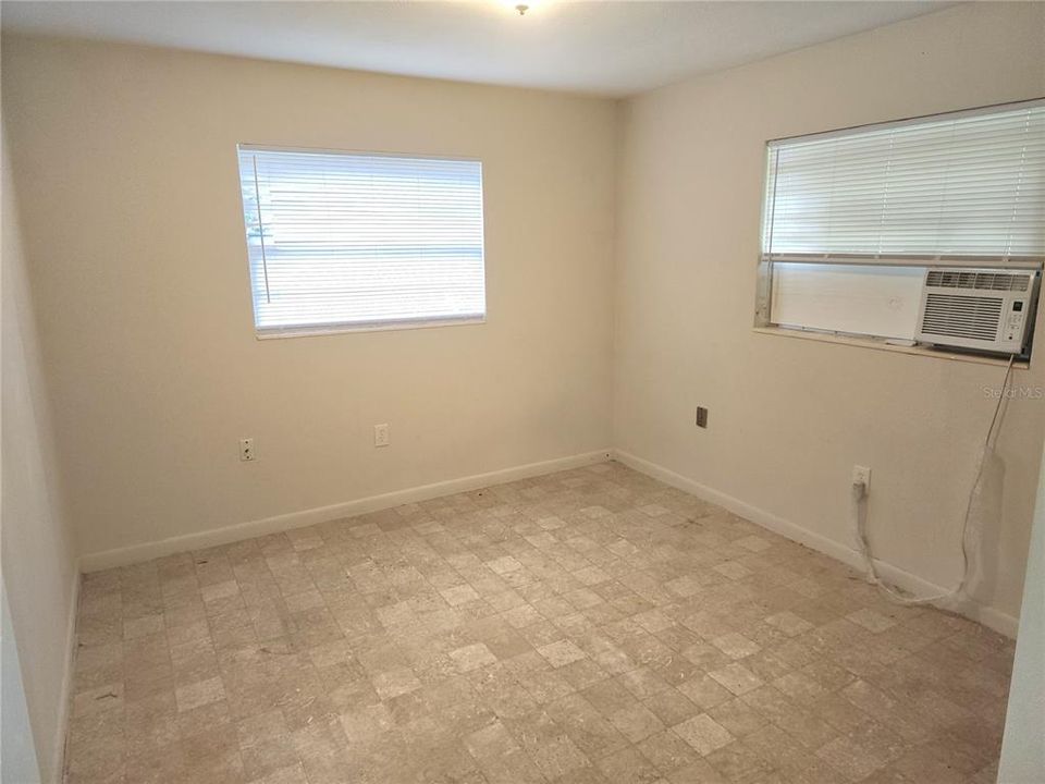 合同活跃: $236,999 (0 贝兹, 0 浴室, 1716 平方英尺)