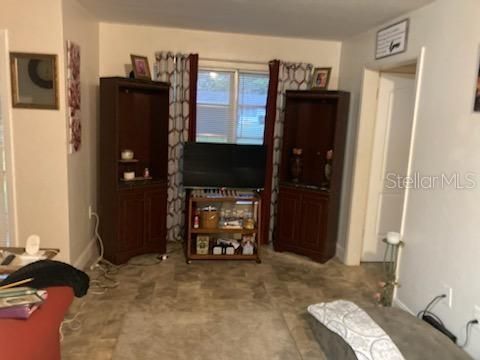 合同活跃: $236,999 (0 贝兹, 0 浴室, 1716 平方英尺)