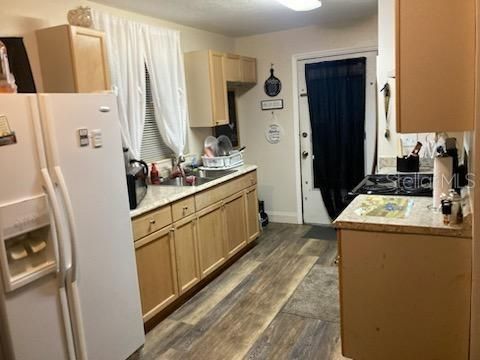 合同活跃: $236,999 (0 贝兹, 0 浴室, 1716 平方英尺)