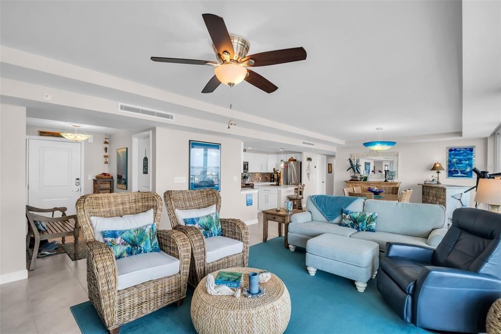 合同活跃: $1,075,000 (3 贝兹, 3 浴室, 1960 平方英尺)