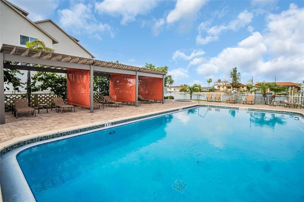 合同活跃: $1,075,000 (3 贝兹, 3 浴室, 1960 平方英尺)