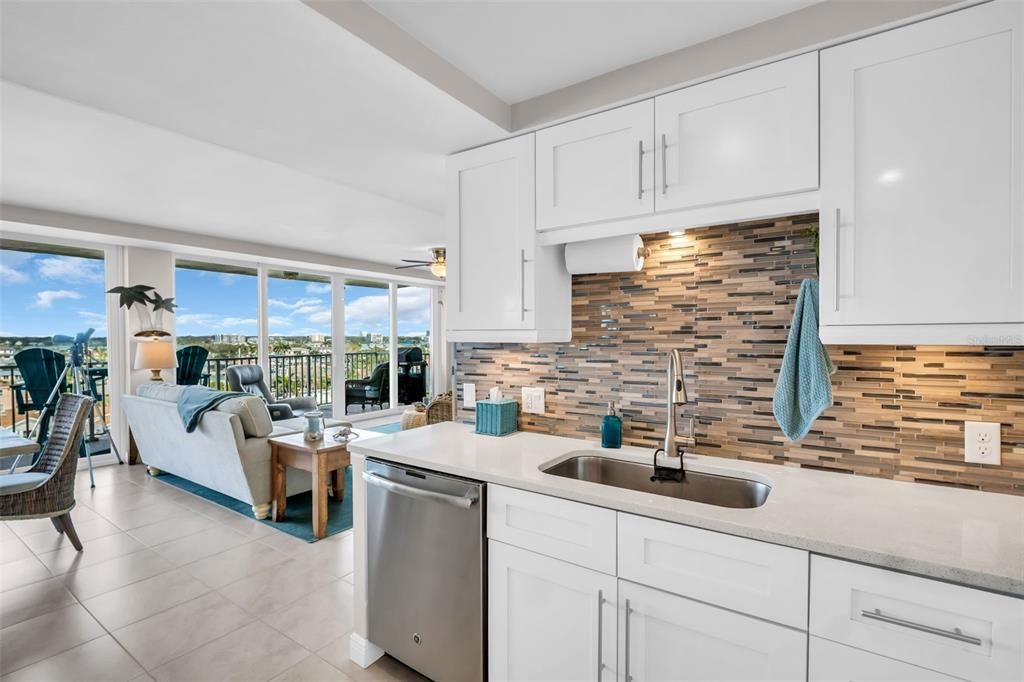 合同活跃: $1,075,000 (3 贝兹, 3 浴室, 1960 平方英尺)