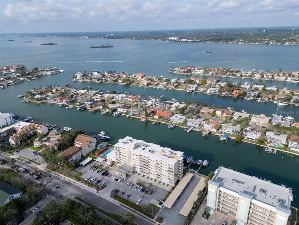 合同活跃: $1,075,000 (3 贝兹, 3 浴室, 1960 平方英尺)