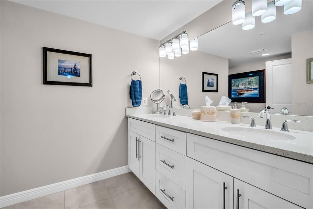 合同活跃: $1,075,000 (3 贝兹, 3 浴室, 1960 平方英尺)