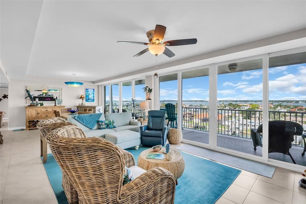 合同活跃: $1,075,000 (3 贝兹, 3 浴室, 1960 平方英尺)