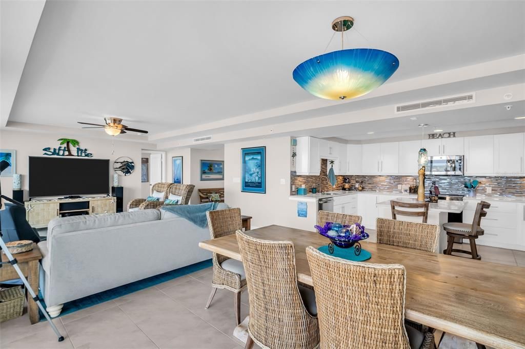 合同活跃: $1,075,000 (3 贝兹, 3 浴室, 1960 平方英尺)