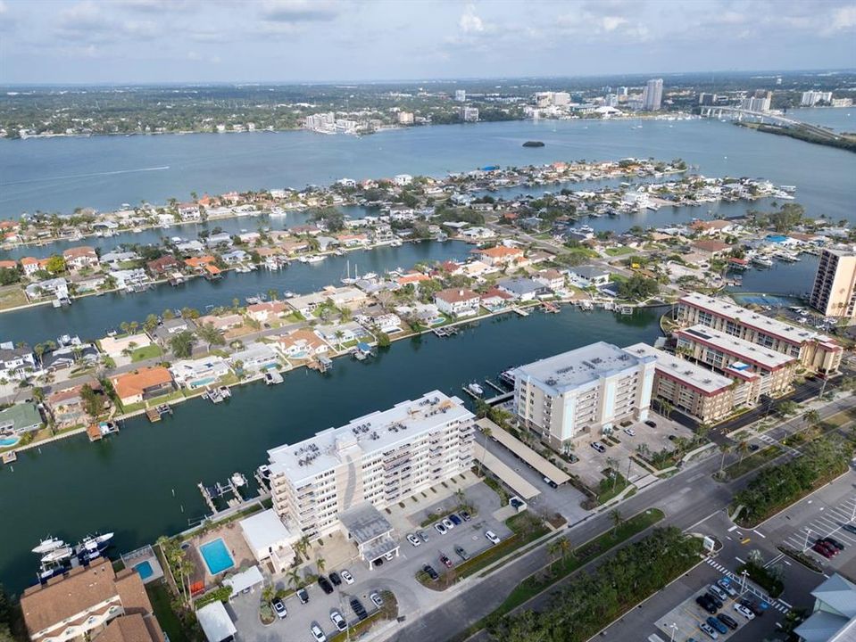 合同活跃: $1,075,000 (3 贝兹, 3 浴室, 1960 平方英尺)