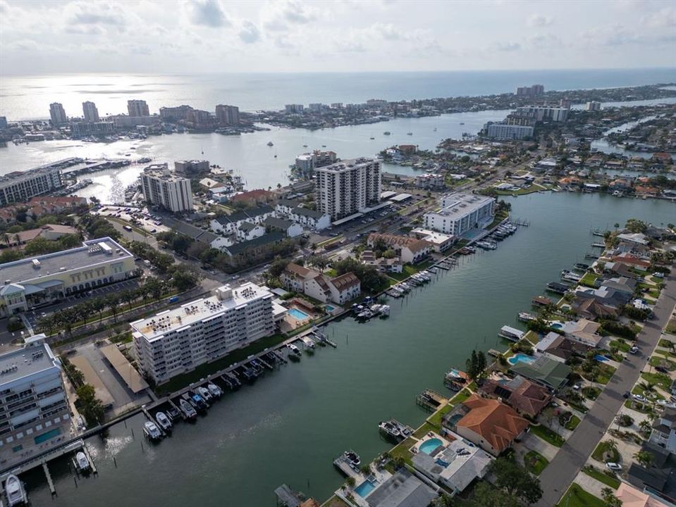 合同活跃: $1,075,000 (3 贝兹, 3 浴室, 1960 平方英尺)