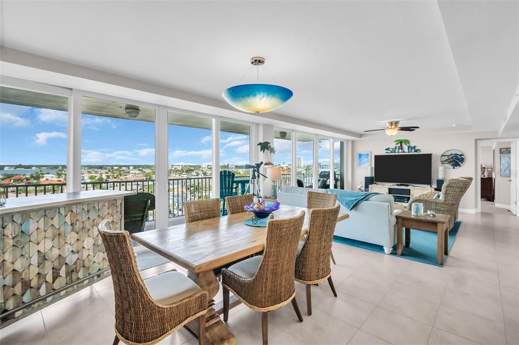 合同活跃: $1,075,000 (3 贝兹, 3 浴室, 1960 平方英尺)