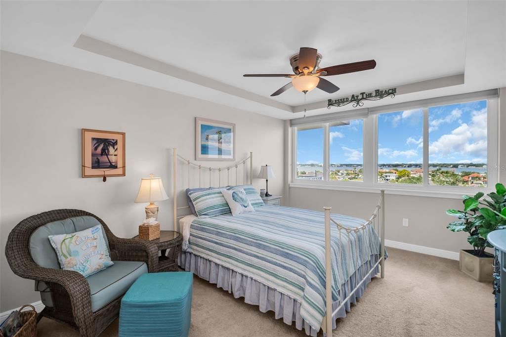 合同活跃: $1,075,000 (3 贝兹, 3 浴室, 1960 平方英尺)