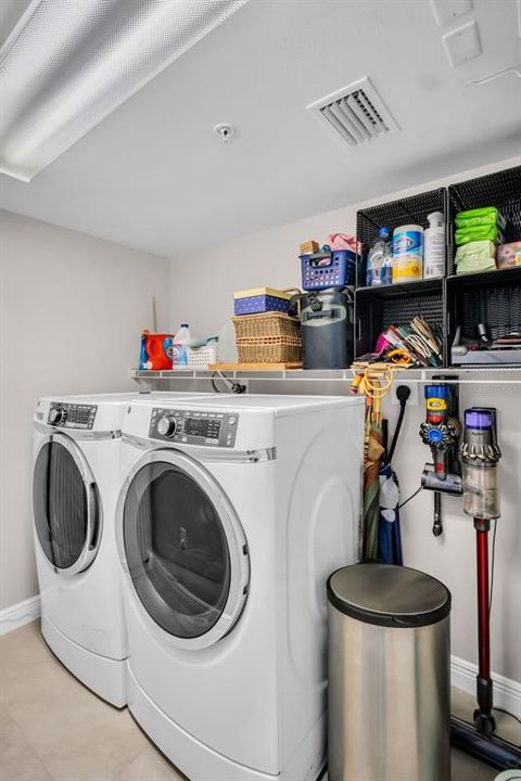 合同活跃: $1,075,000 (3 贝兹, 3 浴室, 1960 平方英尺)