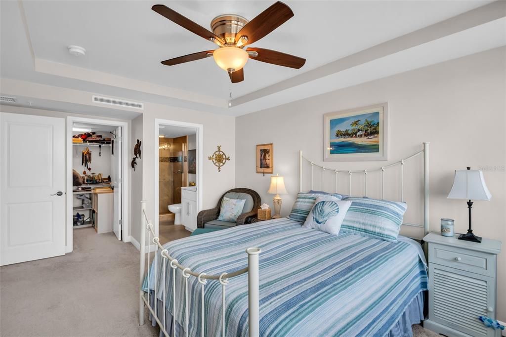 合同活跃: $1,075,000 (3 贝兹, 3 浴室, 1960 平方英尺)