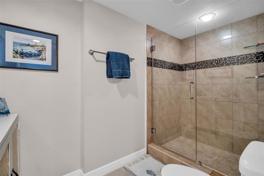 合同活跃: $1,075,000 (3 贝兹, 3 浴室, 1960 平方英尺)