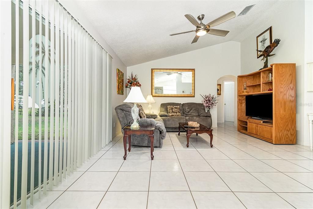 На продажу: $380,000 (3 спален, 2 ванн, 1702 Квадратных фут)