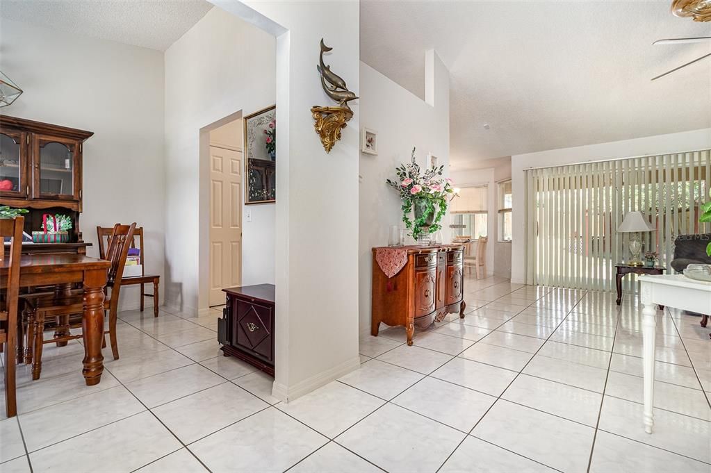 На продажу: $380,000 (3 спален, 2 ванн, 1702 Квадратных фут)