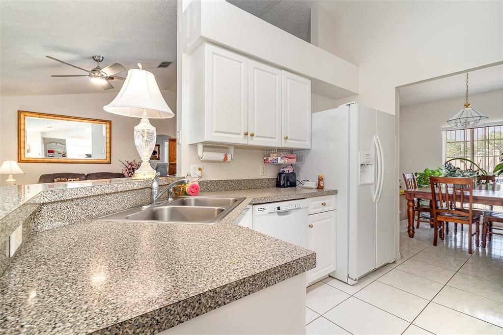 На продажу: $380,000 (3 спален, 2 ванн, 1702 Квадратных фут)