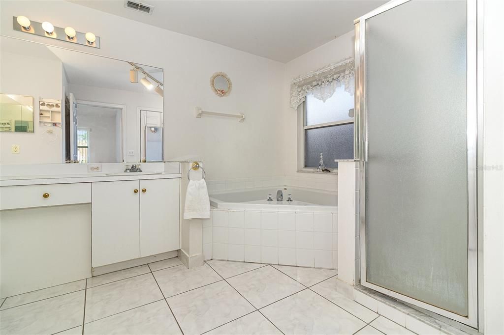 На продажу: $380,000 (3 спален, 2 ванн, 1702 Квадратных фут)