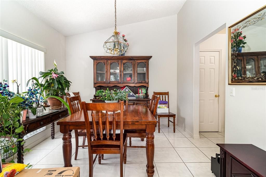 На продажу: $380,000 (3 спален, 2 ванн, 1702 Квадратных фут)