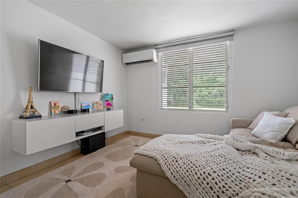 Active With Contract: $2,900,000 (4 beds, 5 baths, 3230 Square Feet)