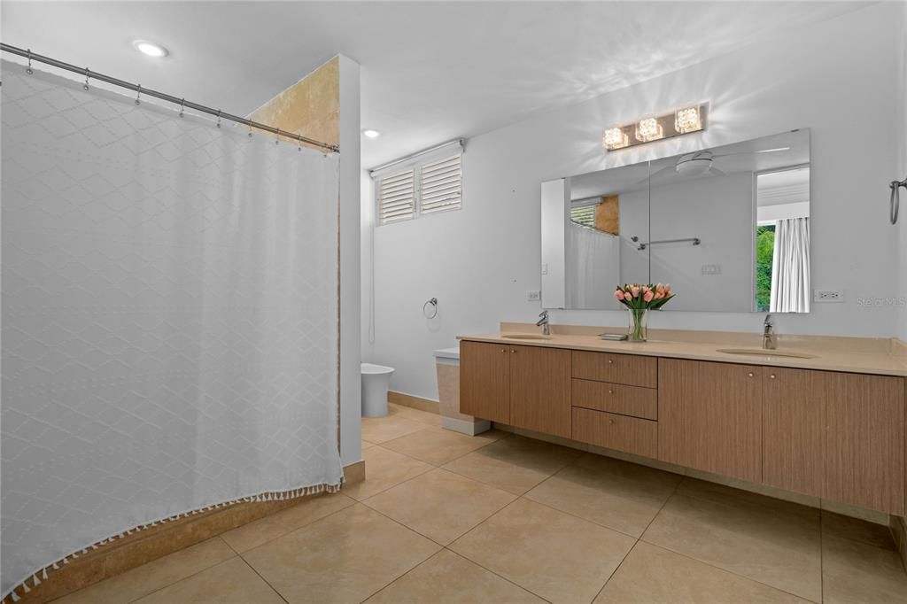 Active With Contract: $2,900,000 (4 beds, 5 baths, 3230 Square Feet)