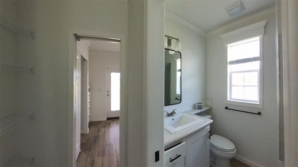 待售: $184,000 (1 贝兹, 1 浴室, 384 平方英尺)