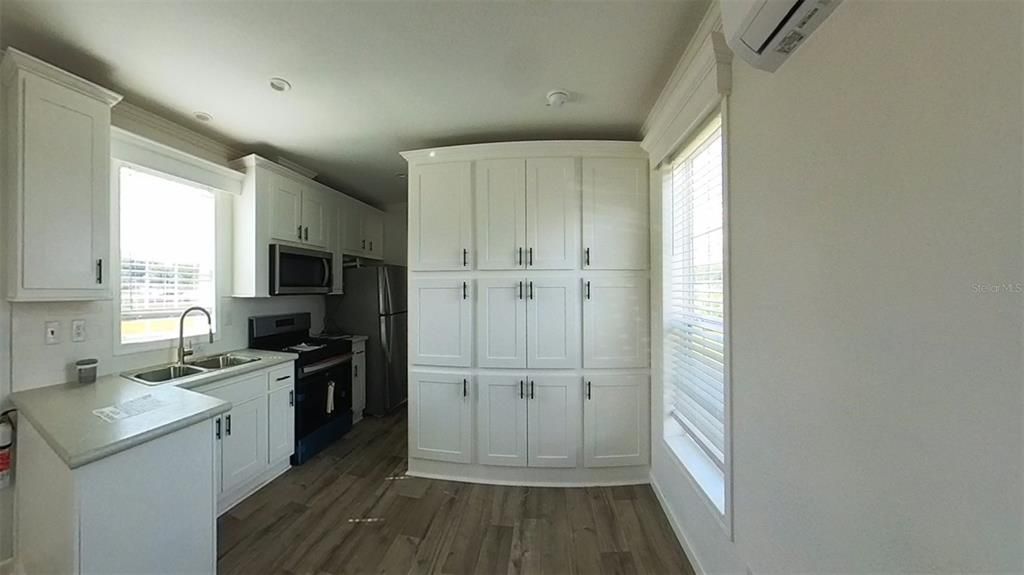 待售: $184,000 (1 贝兹, 1 浴室, 384 平方英尺)