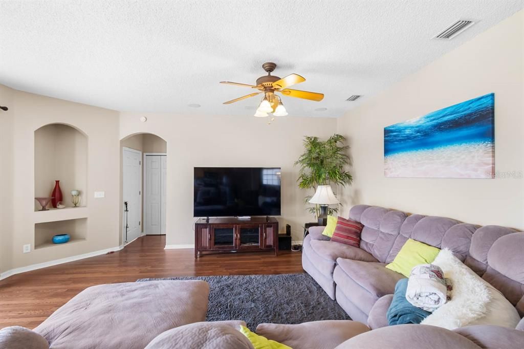 En Venta: $425,000 (4 camas, 2 baños, 2550 Pies cuadrados)