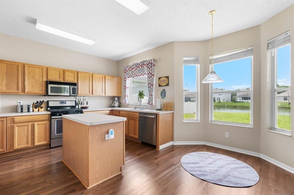 En Venta: $425,000 (4 camas, 2 baños, 2550 Pies cuadrados)