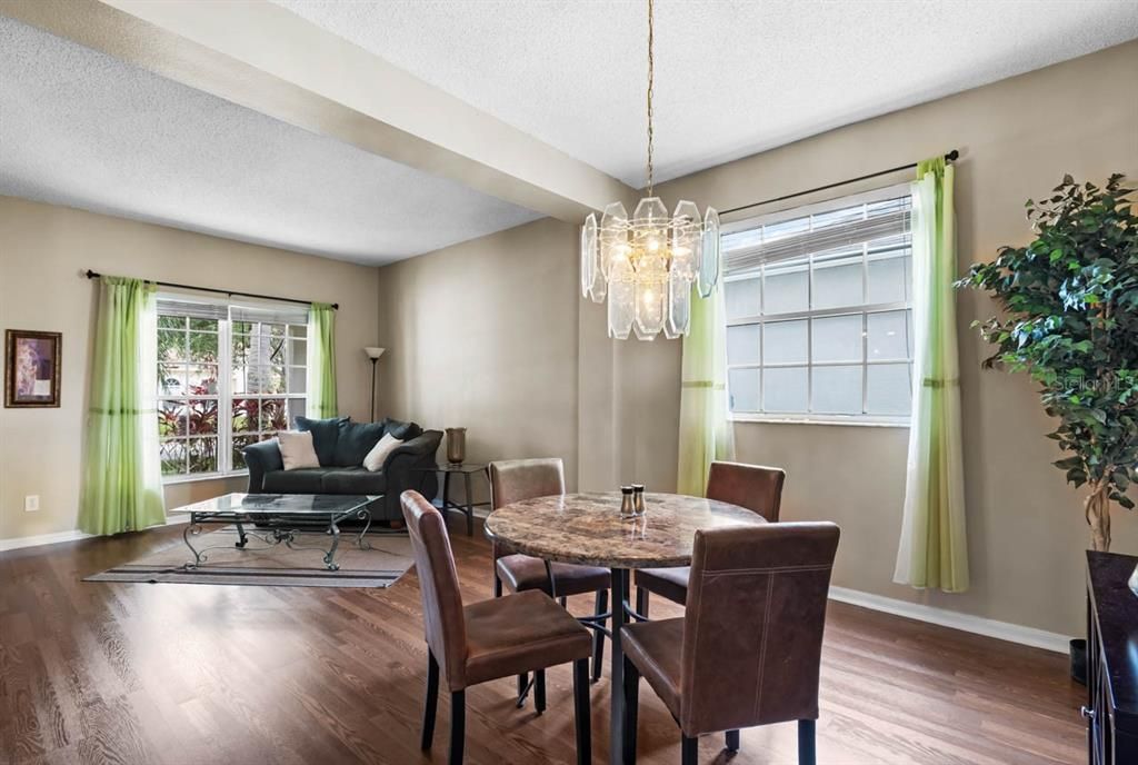 En Venta: $425,000 (4 camas, 2 baños, 2550 Pies cuadrados)