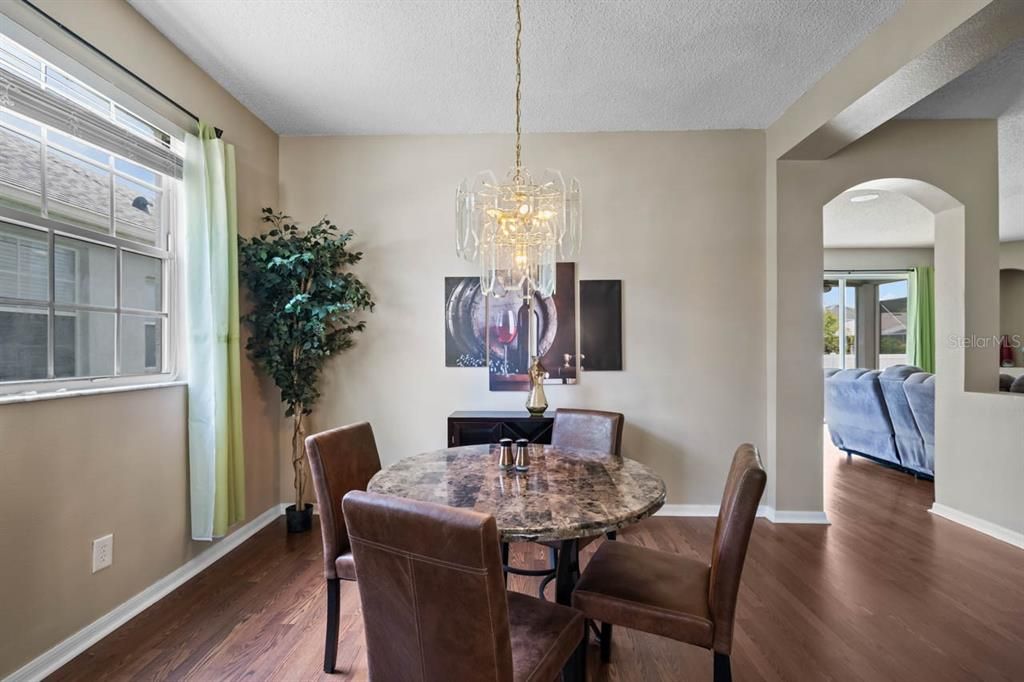 En Venta: $425,000 (4 camas, 2 baños, 2550 Pies cuadrados)