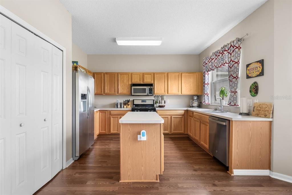 En Venta: $425,000 (4 camas, 2 baños, 2550 Pies cuadrados)