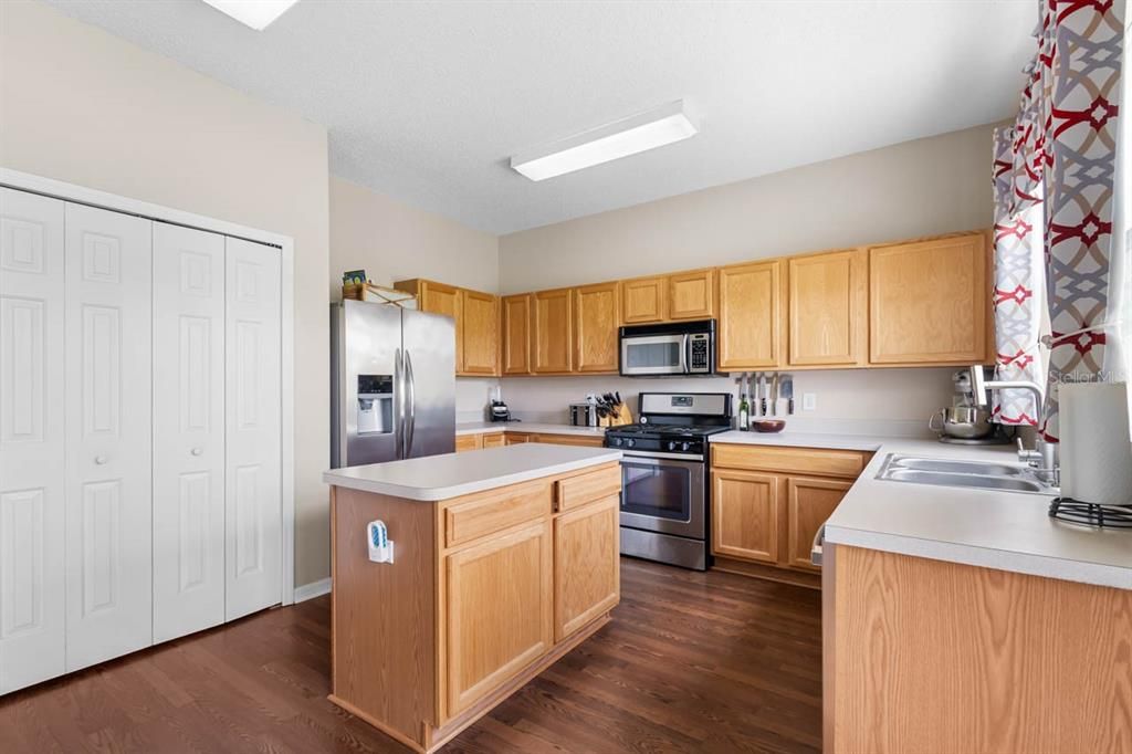 En Venta: $425,000 (4 camas, 2 baños, 2550 Pies cuadrados)