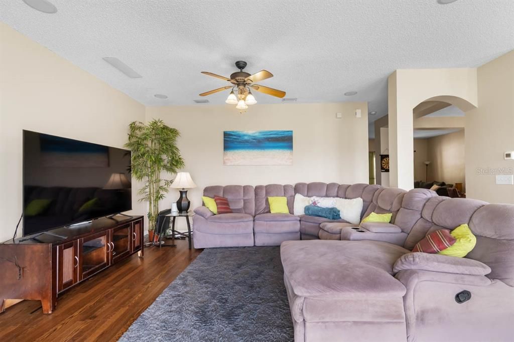 En Venta: $425,000 (4 camas, 2 baños, 2550 Pies cuadrados)