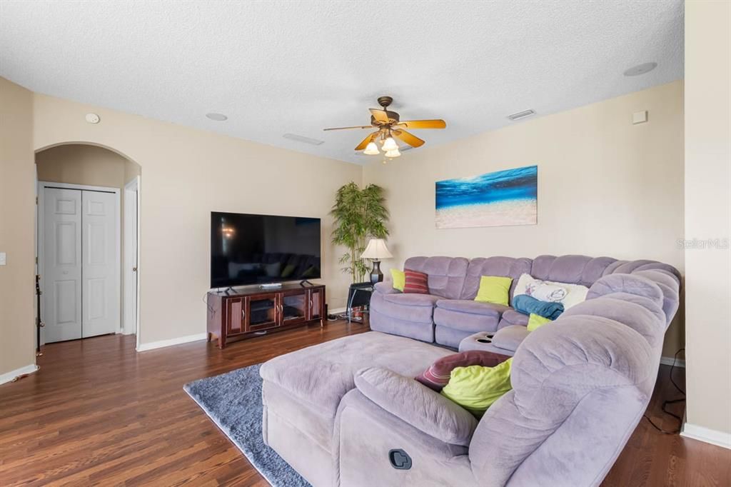 En Venta: $425,000 (4 camas, 2 baños, 2550 Pies cuadrados)