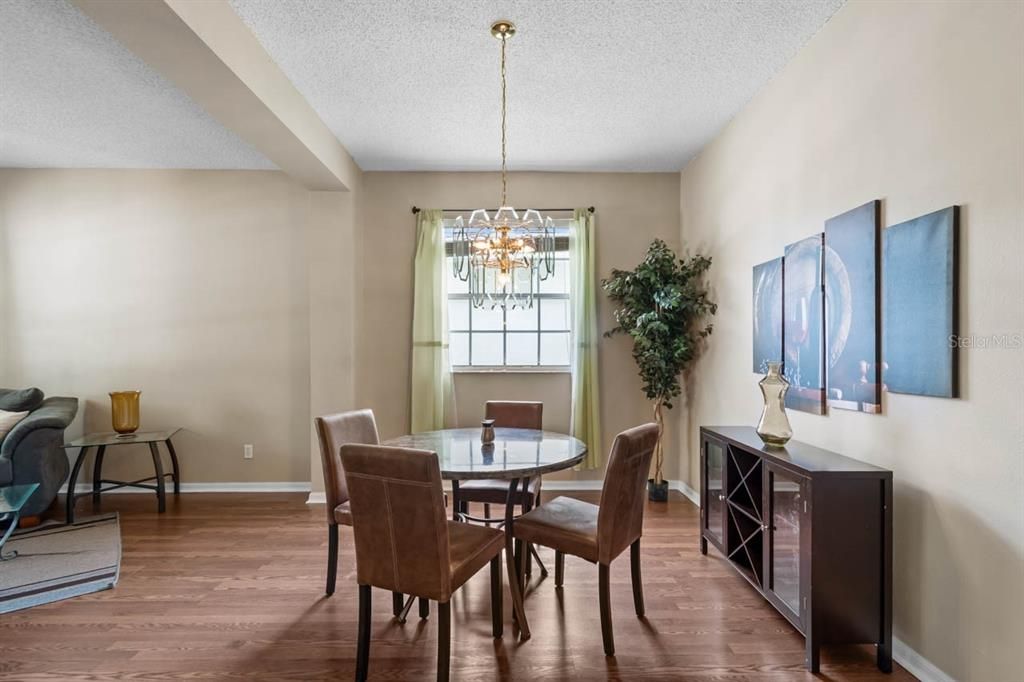 En Venta: $425,000 (4 camas, 2 baños, 2550 Pies cuadrados)