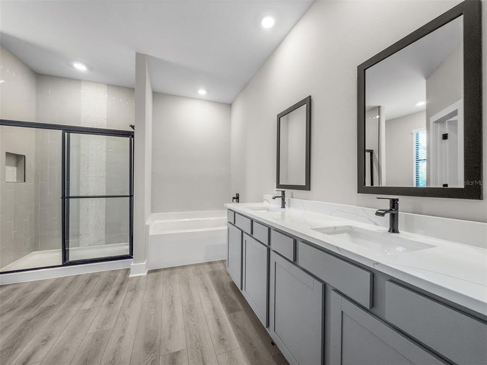 合同活跃: $559,900 (4 贝兹, 2 浴室, 1979 平方英尺)