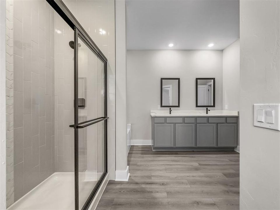 合同活跃: $559,900 (4 贝兹, 2 浴室, 1979 平方英尺)