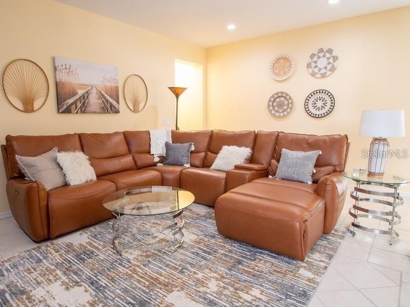 出租: $4,400 (4 贝兹, 3 浴室, 3036 平方英尺)