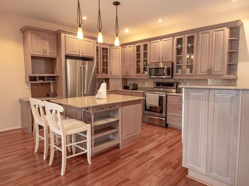 出租: $4,400 (4 贝兹, 3 浴室, 3036 平方英尺)