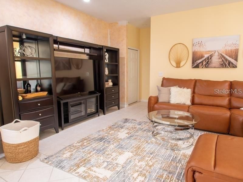 出租: $4,400 (4 贝兹, 3 浴室, 3036 平方英尺)