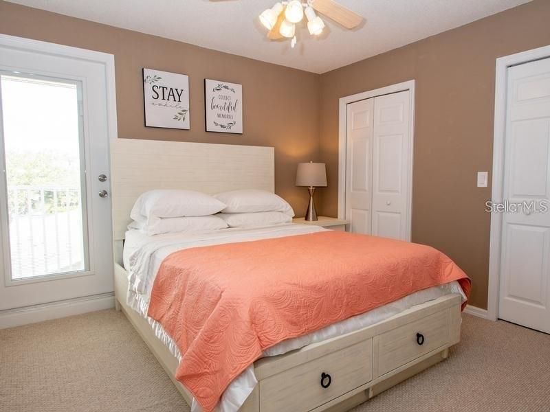 出租: $4,400 (4 贝兹, 3 浴室, 3036 平方英尺)