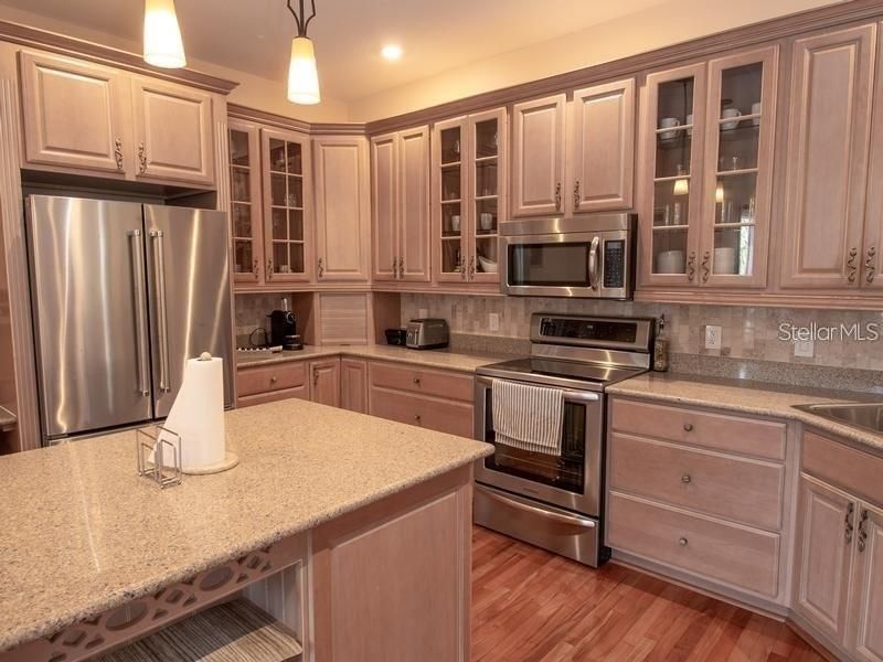 出租: $4,400 (4 贝兹, 3 浴室, 3036 平方英尺)