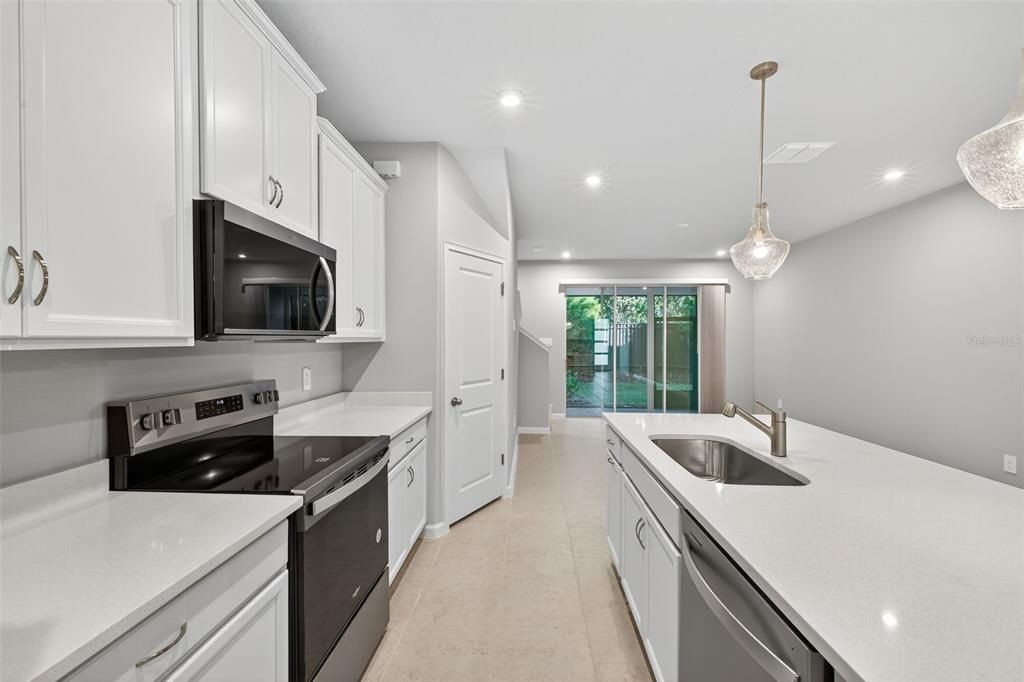 Под контрактом: $355,924 (3 спален, 2 ванн, 1667 Квадратных фут)