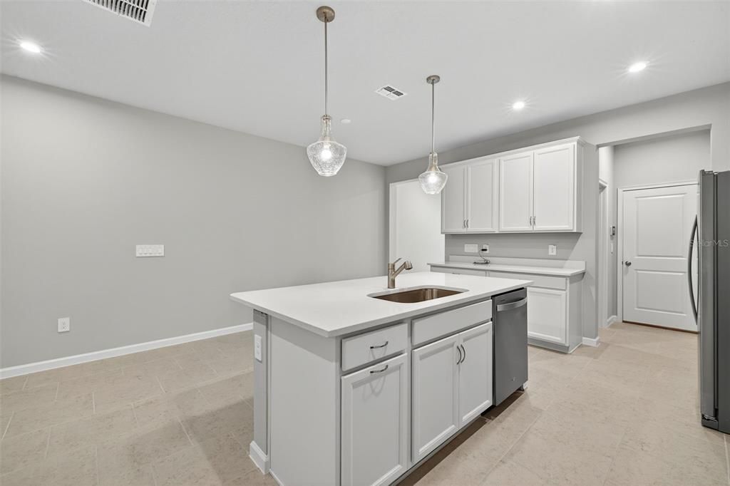 Под контрактом: $355,924 (3 спален, 2 ванн, 1667 Квадратных фут)