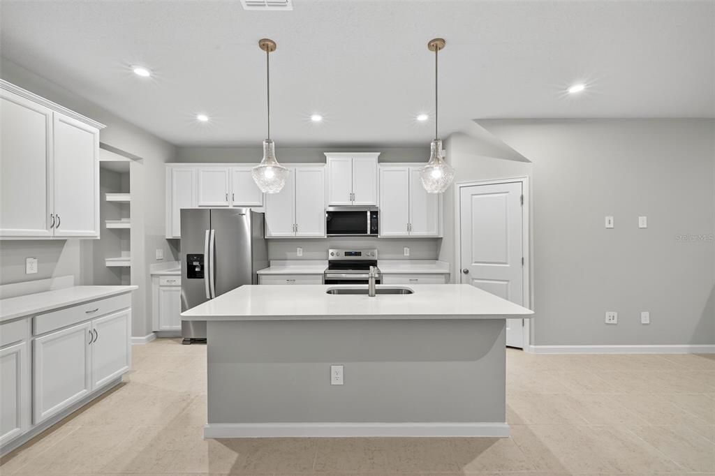 Под контрактом: $355,924 (3 спален, 2 ванн, 1667 Квадратных фут)