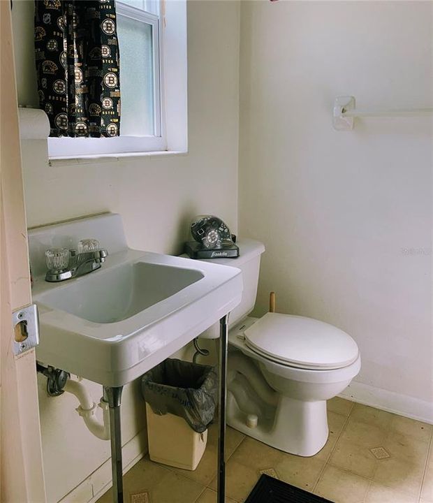 Под контрактом: $219,999 (2 спален, 1 ванн, 933 Квадратных фут)