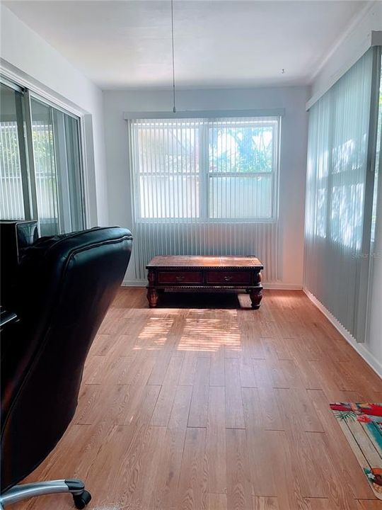 Под контрактом: $219,999 (2 спален, 1 ванн, 933 Квадратных фут)