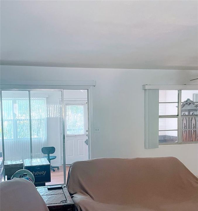 Под контрактом: $219,999 (2 спален, 1 ванн, 933 Квадратных фут)