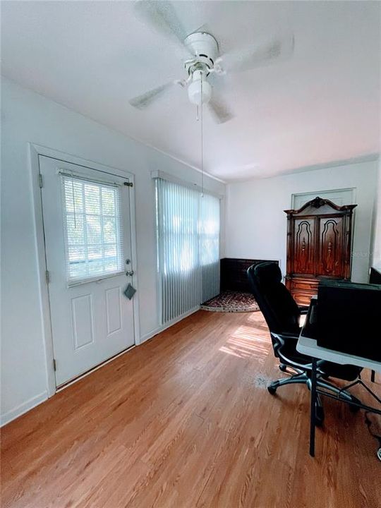 Под контрактом: $219,999 (2 спален, 1 ванн, 933 Квадратных фут)