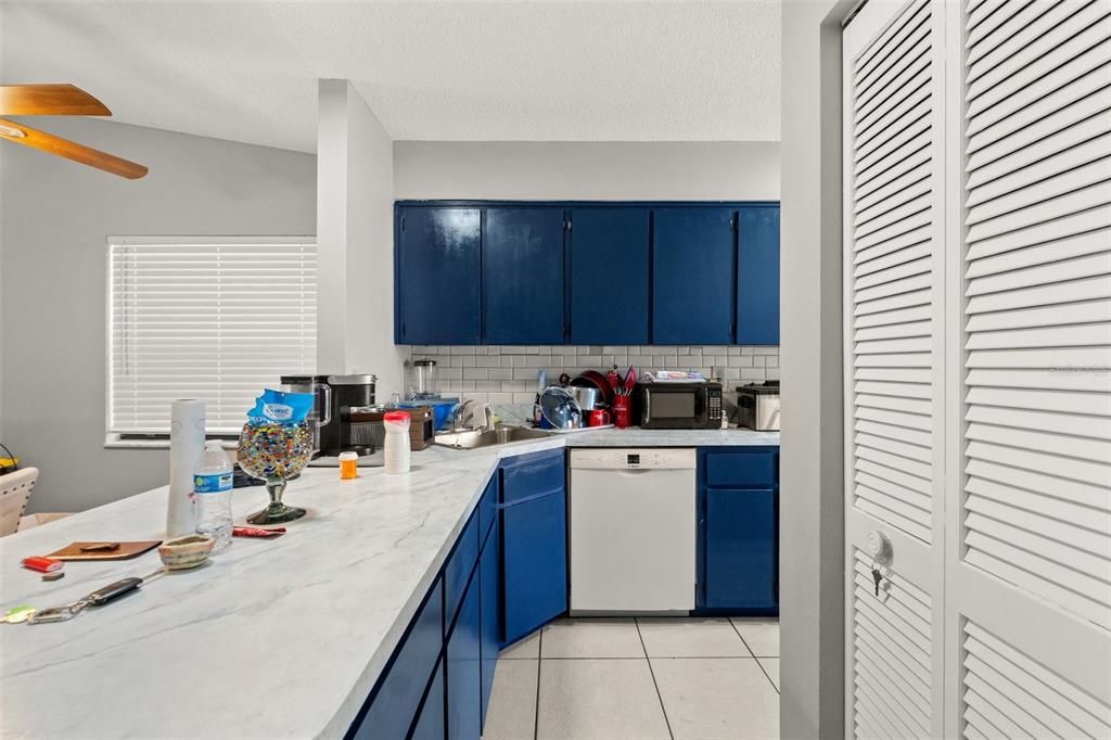 На продажу: $170,000 (2 спален, 2 ванн, 927 Квадратных фут)